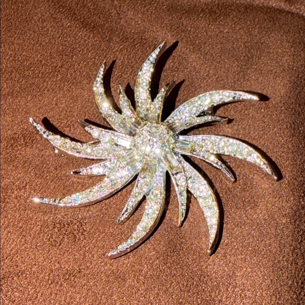 Vintage large fancy starburst rhinestone brooch. 🐈‍⬛